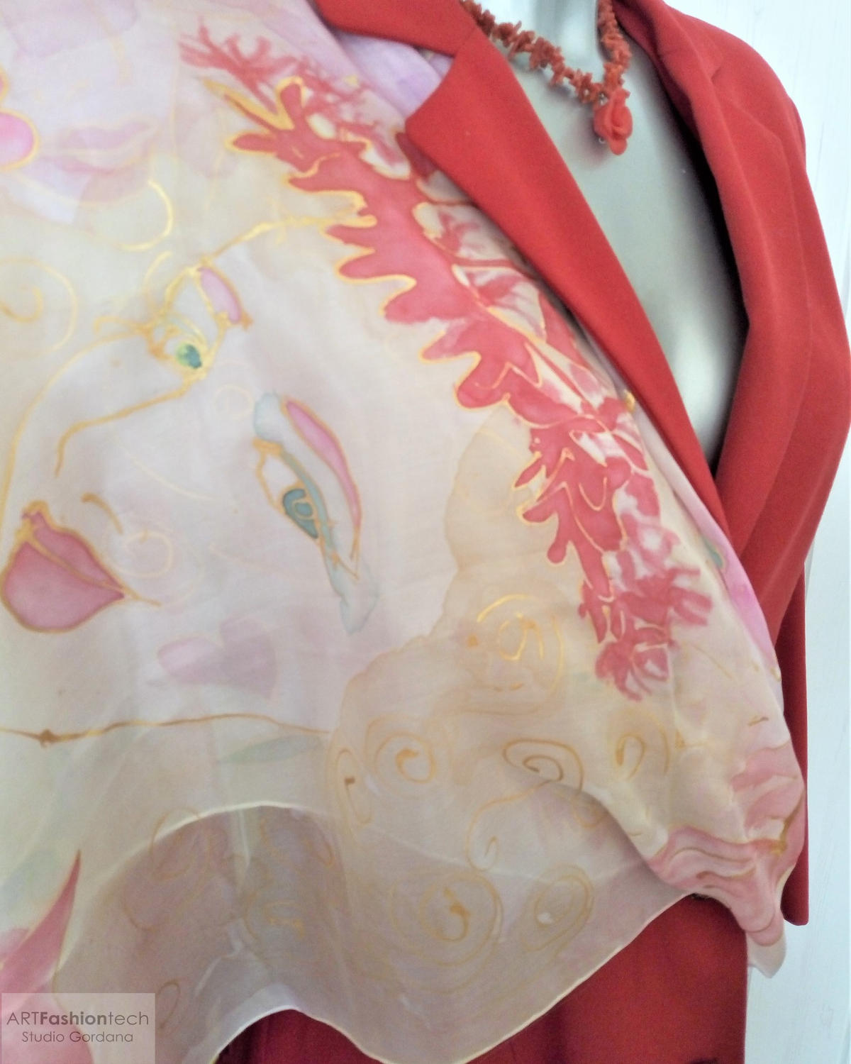Coral Queen unikatna ženska svilena marama ručno oslikana